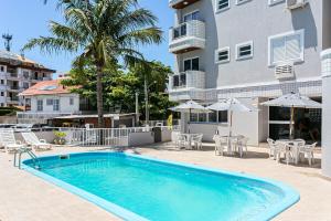 Prédio com apartamentos completos, com piscina e a passos da praia - Agua Marinha