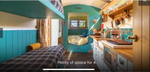 Shepherds Hut with Scandinavian Hot Tub and hydromassager