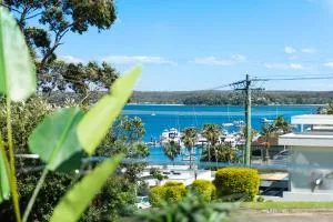 Huge Bayside Luxury Resort-Style Home with Pool - Grays Point