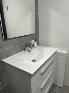 Acogedora y moderna casa en pueblo