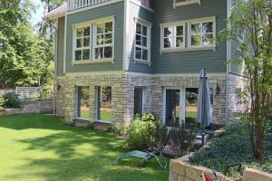 Moderne Wohnung im skandinavischen Stil am Waldrand