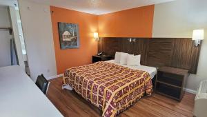 King Room with Refrigerator room in Econo Lodge Charlotte Airport