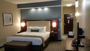 King Suite with Kitchenette - Mobility Access/Non-Smoking room in Best Western Plus Boardman Inn & Suites