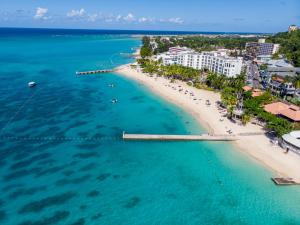 Welcome to stunning Ocean Views at Studio 503