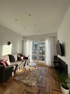 IMPECABLE DEPARTAMENTO. PLAZA COLON CON BALCON A LA CALLE