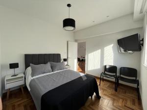 IMPECABLE DEPARTAMENTO. PLAZA COLON CON BALCON A LA CALLE