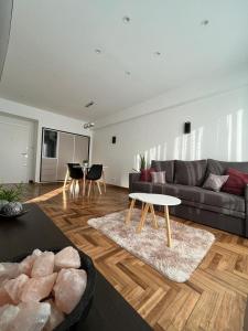 IMPECABLE DEPARTAMENTO. PLAZA COLON CON BALCON A LA CALLE