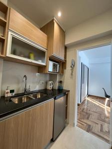 IMPECABLE DEPARTAMENTO. PLAZA COLON CON BALCON A LA CALLE