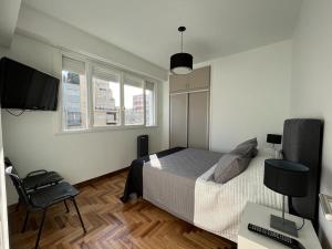 IMPECABLE DEPARTAMENTO. PLAZA COLON CON BALCON A LA CALLE