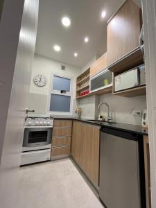 IMPECABLE DEPARTAMENTO. PLAZA COLON CON BALCON A LA CALLE