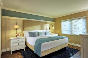 One-Bedroom Suite with Gulf View room in Edgewater Beach Hotel