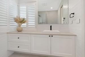 4 bedroom home with theatre room, close to CBD and beaches.