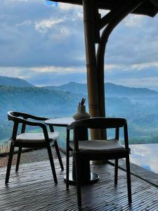 Dreamy Cliffside Bamboo Villa with Pool and View