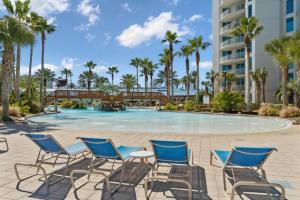 Family friendly condo in heart of Destin! Resort style pool, tennis courts minutes from beach
