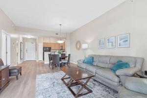 Family friendly condo in heart of Destin! Resort style pool, tennis courts minutes from beach