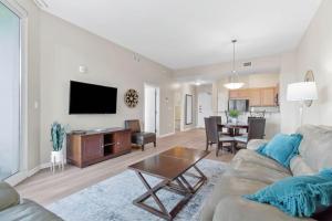 Family friendly condo in heart of Destin! Resort style pool, tennis courts minutes from beach