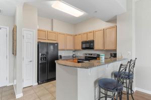 Family friendly condo in heart of Destin! Resort style pool, tennis courts minutes from beach