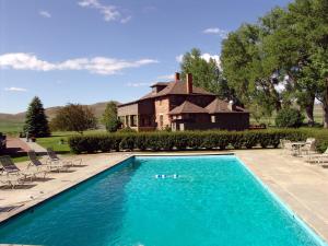 Queen Suite with Pool View room in The Ranch at Ucross