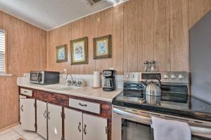 Fernandina Cottage w Deck + Direct Beach Access!