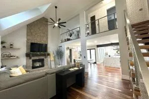 Cheerful 4 bedroom home w/ fireplace & game room - Jericho