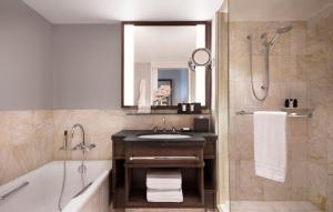 Deluxe Partial Harbour Twin Room room in Four Seasons Hotel Sydney