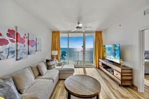 AQUA RESORT! Beachfront, 3 Bedroom Condo! 2 Bedrooms Beach Front! Sleeps 7! Free Beach Chairs by Dolce Vita Getaways PCB