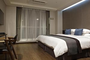 Phòng Loại Sang Giường Lớn (Deluxe King Room)