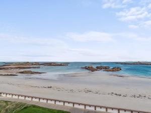 Duplex 2 chambres face à la plage avec parking, au top à Trégastel - FR-1-368-204