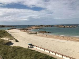 Duplex 2 chambres face à la plage avec parking, au top à Trégastel - FR-1-368-204