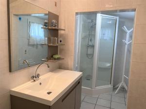 Maisons de vacances Maison Perros-Guirec, 3 pieces, 3 personnes - FR-1-368-324 : photos des chambres