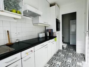 Appartements Appartement T2 Confortable avec Veranda et Parking - Proche Centre - Cambo-les-Bains - FR-1-495-108 : photos des chambres
