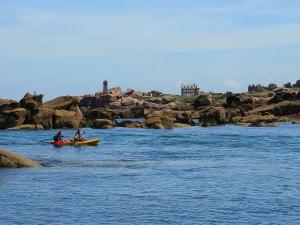 Appartement duplex avec terrasse, vue mer, plages à 100m, Trégastel - FR-1-368-224