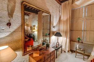 Maisons de vacances Charming 14th Century Village Chateau with gardens and outdoor heated pool : photos des chambres