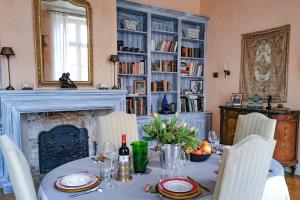 Maisons de vacances Charming 14th Century Village Chateau with gardens and outdoor heated pool : photos des chambres