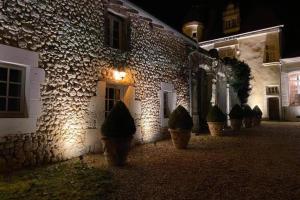 Maisons de vacances Charming 14th Century Village Chateau with gardens and outdoor heated pool : photos des chambres