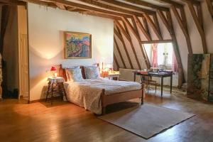 Maisons de vacances Charming 14th Century Village Chateau with gardens and outdoor heated pool : photos des chambres