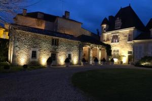 Maisons de vacances Charming 14th Century Village Chateau with gardens and outdoor heated pool : photos des chambres