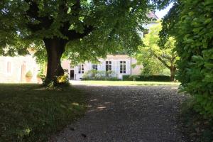 Maisons de vacances Charming 14th Century Village Chateau with gardens and outdoor heated pool : photos des chambres