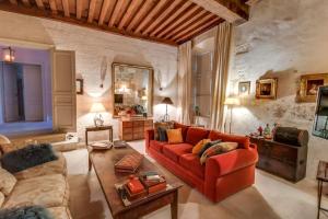 Maisons de vacances Charming 14th Century Village Chateau with gardens and outdoor heated pool : photos des chambres