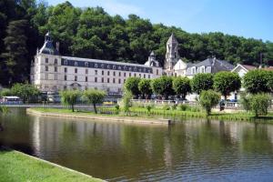 Maisons de vacances Charming 14th Century Village Chateau with gardens and outdoor heated pool : photos des chambres