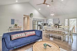 Gas Grill, Lake Access Scenic Poconos Retreat!