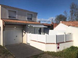 Maison avec grande terrasse à 100m de la plage