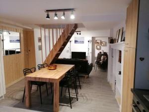 Maisons de vacances Maison de bourg 6 personnes Besse : photos des chambres