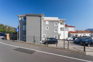 Apartments Crnekovic Tomislava 8A