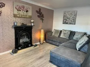 Tudor House - 6 guests -Off street parking -Quiet location - Secure Garden - Golborne