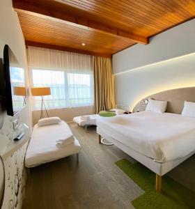 Hotels Ibis Styles Colmar Nord : Suite Standard avec 1 Lit Double et 2 Canapés-Lits