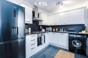 Stylish 3 Bedroom Townhouse close to Chester City Centre - Ideal for Families, Groups and Contractors