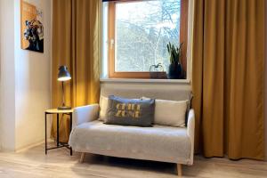 Appartment BERGE byTILLY - Ruhiges Waldrand-Refugium mit Balkon, Gartenblick & Nähe zum Wörthersee