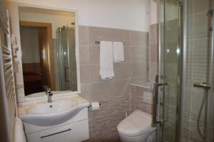 Double or Twin Room with Balcony and Lateral Lake View
