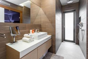 ESCAPE THE ORDINARY (Sauna & Jacuzzi)